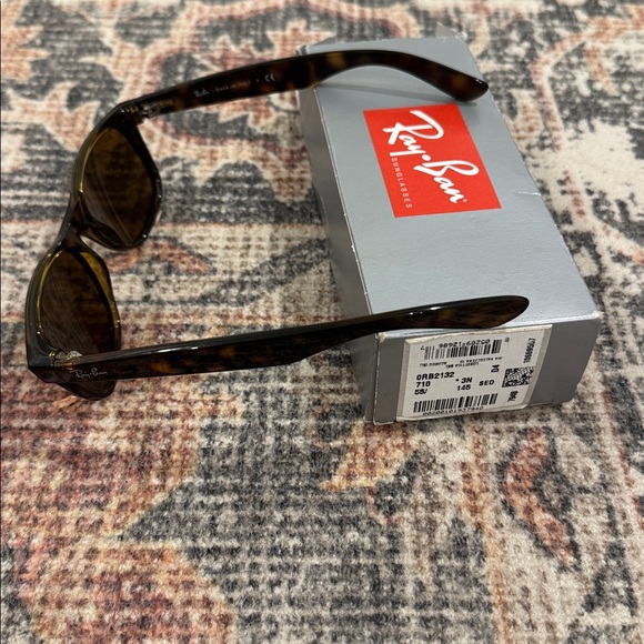 Authentic RayBan RB2132 New Wayfarer Sunglasses, Tortoise Frame, Brown Lenses - Picture 12 of 16